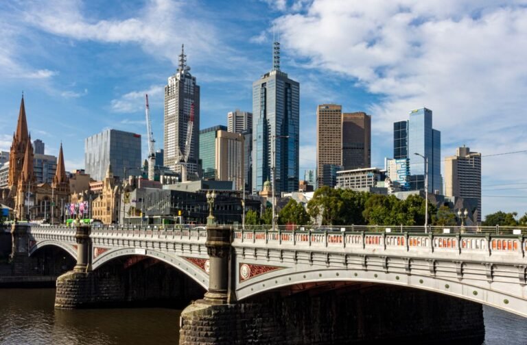 Melbourne Travel Guide: Laneways, Coffee & Day Trips to Tasmania