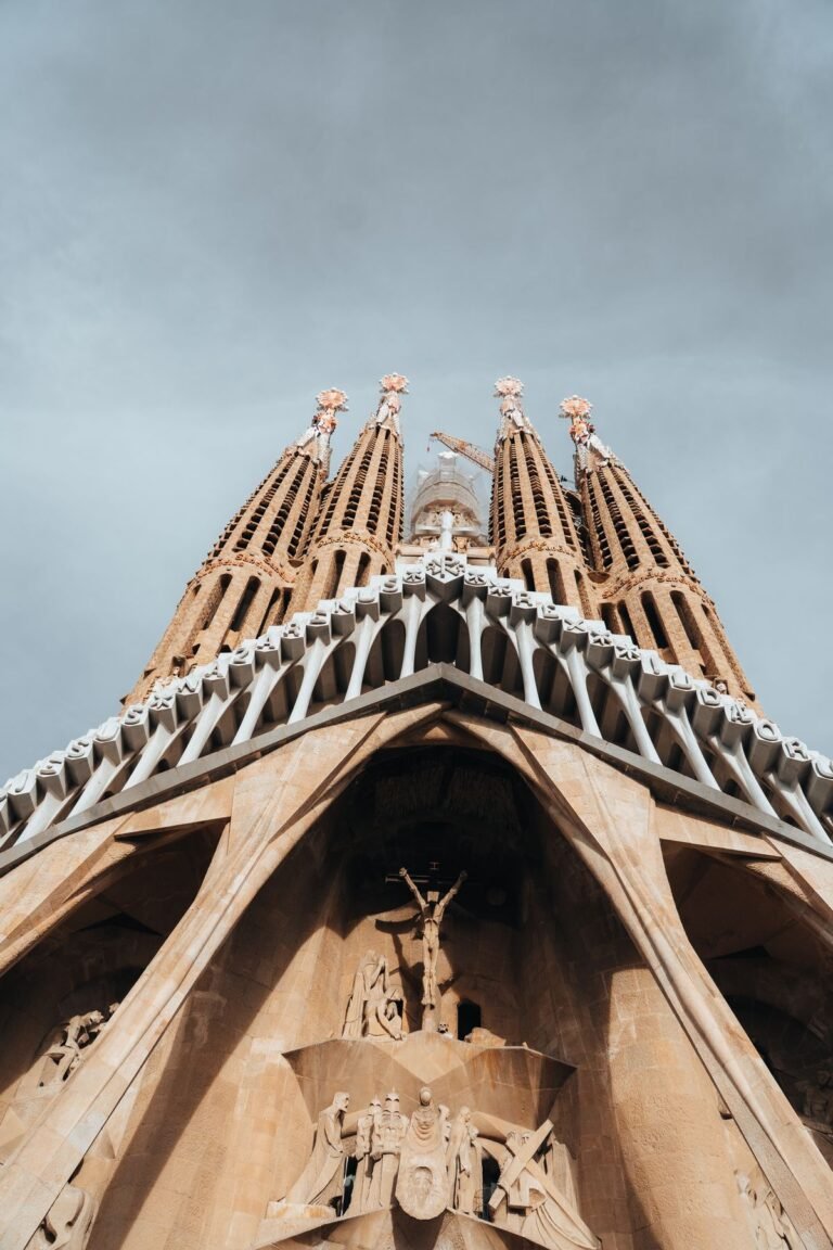 Sagrada Familia Tickets, Transport & Where to Stay (2026)